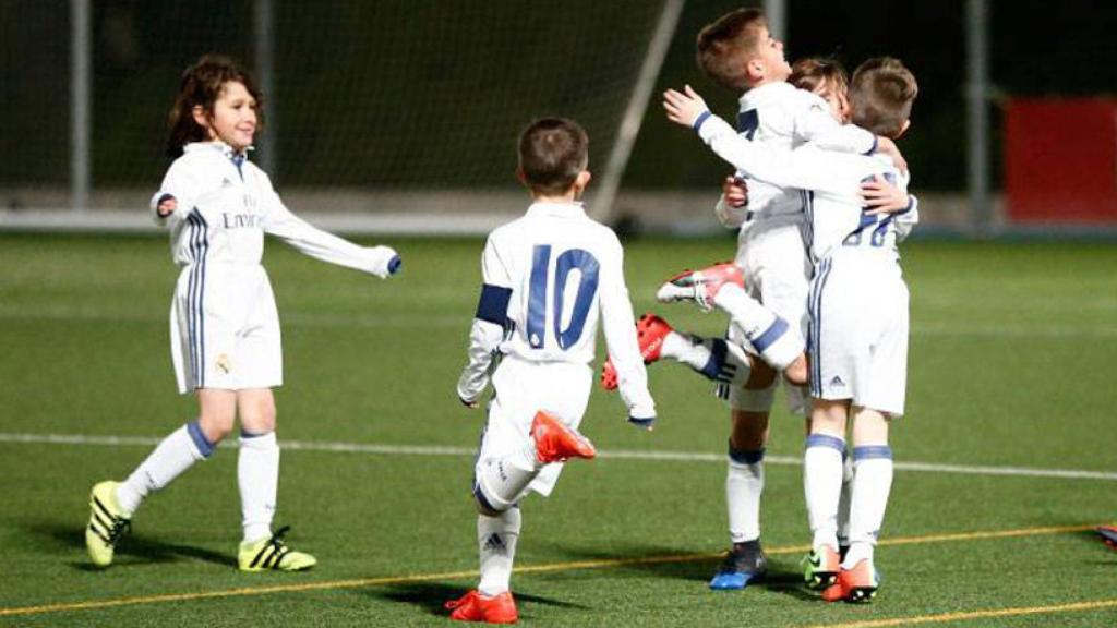 Los más pequeños celebrando un gol