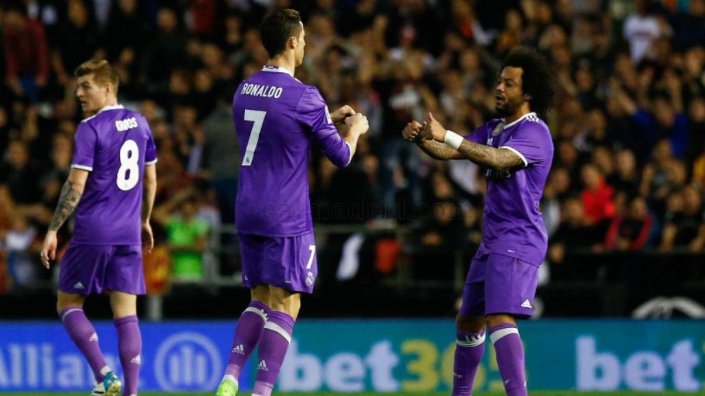 Cristiano celebra junto a Marcelo su gol ante el Valencia