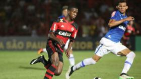 Vinicius regateando con el Flamengo. Foto: flamengo.com