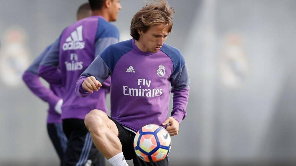 Modric sostiene el esférico