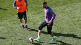 Benzema realizando los ejercicios con el balón