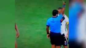 Luis Fabiano se encara y provoca el piscinazo del árbitro