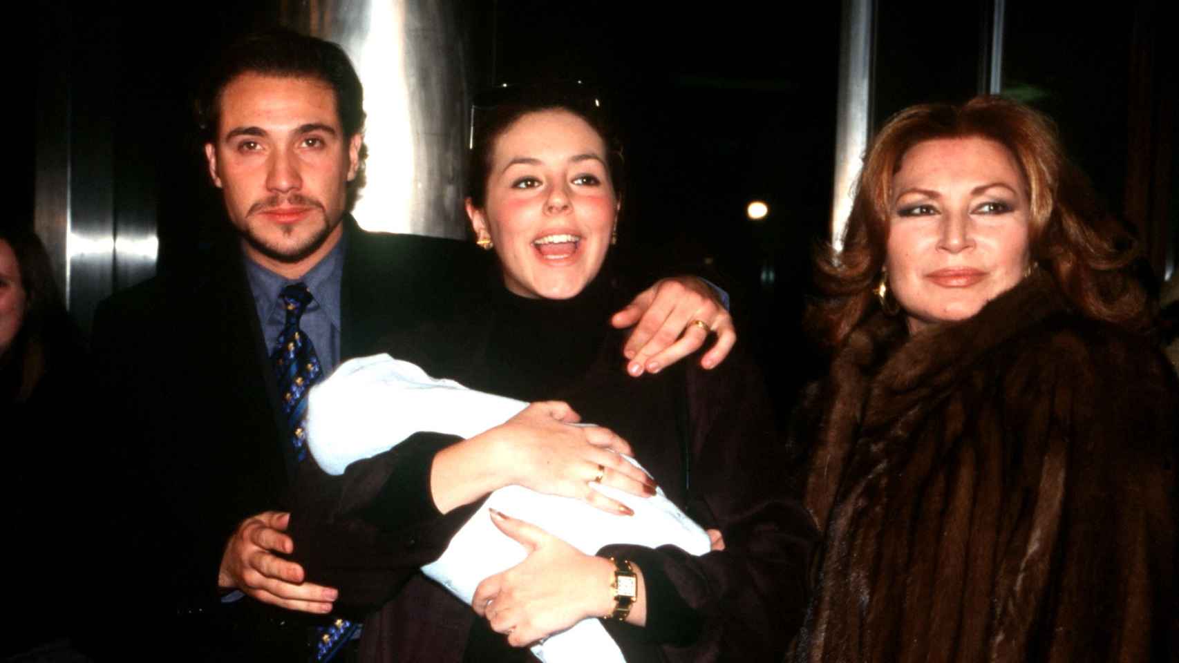 Antonio David y Rocío Flores, con su hija Rocío recién nacida y Rocío Jurado (1998)