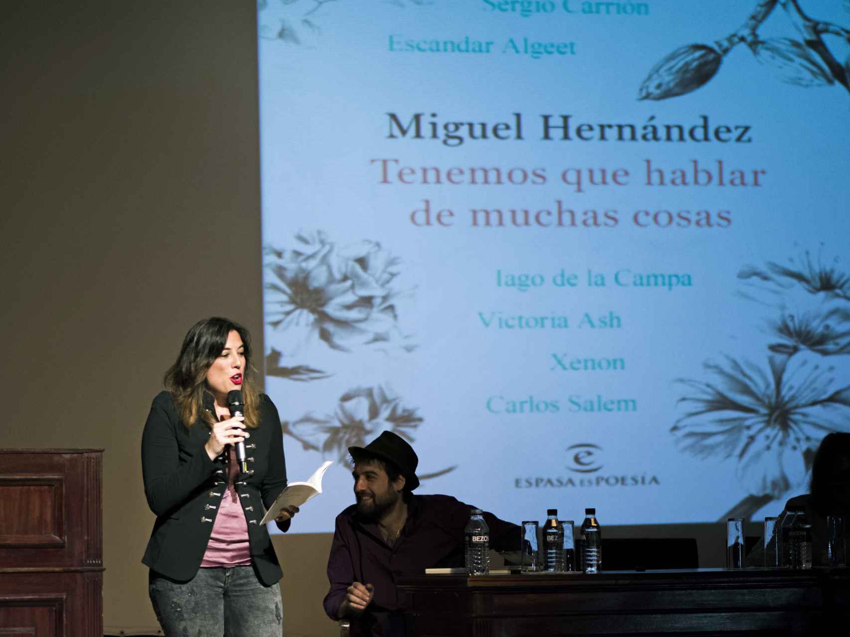 La poeta Victoria Ash en primera línea y el poeta Escandar Algeet, de fondo, homenajeando a Hernández.