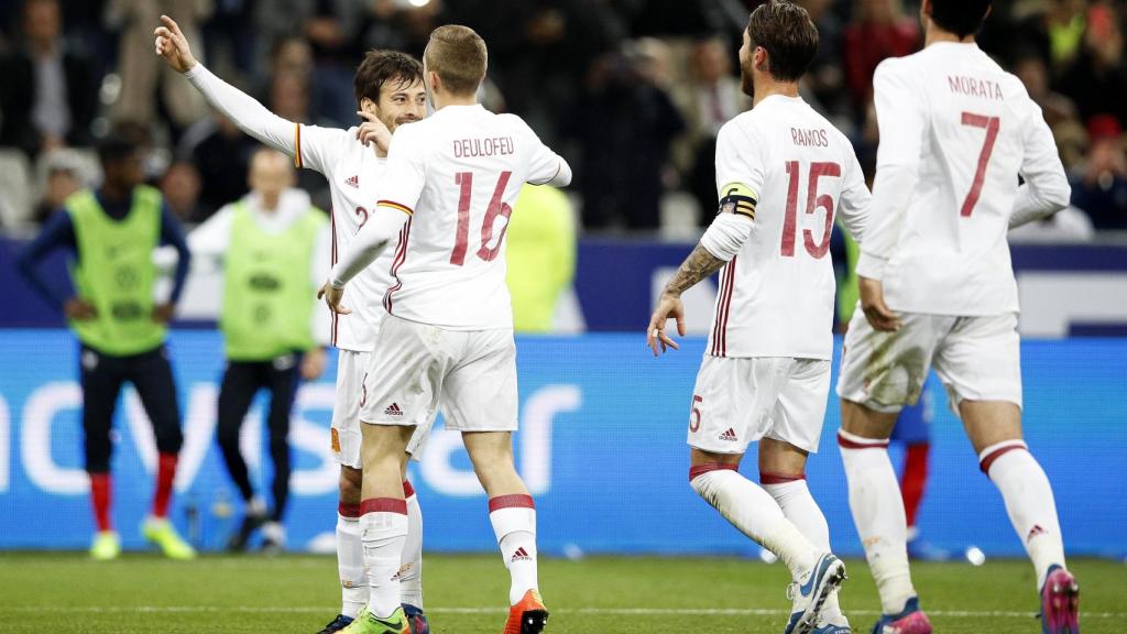 España celebra el gol de Silva.