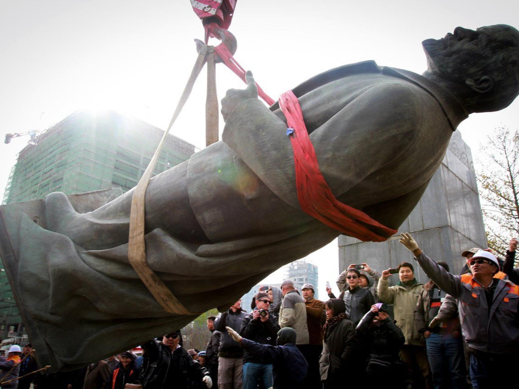 Imagen de la última estatua de Lenin caída fuera de Rusia.