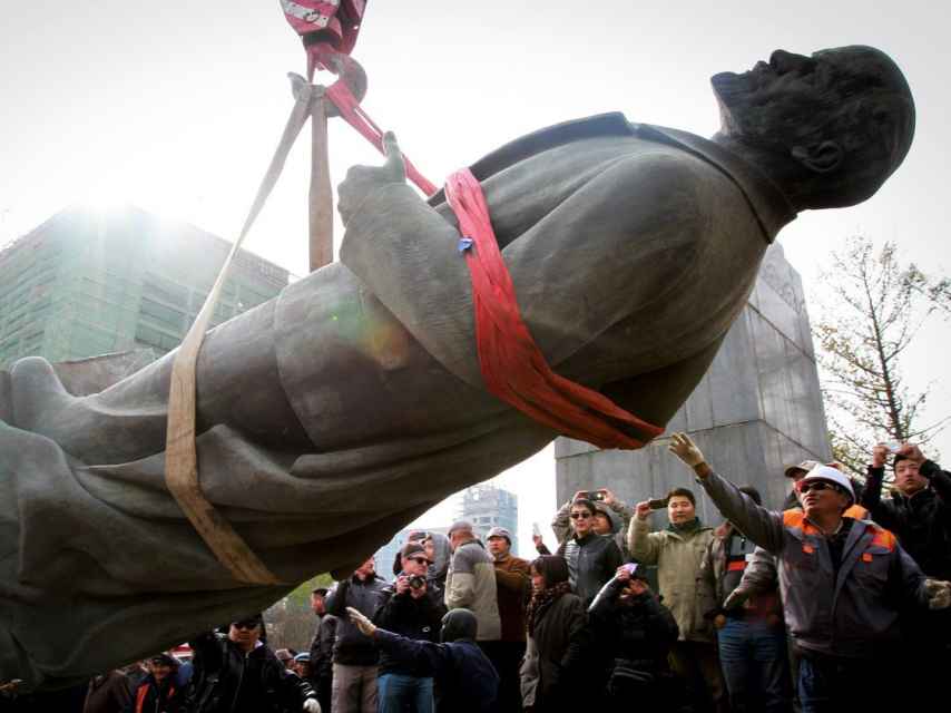 Imagen de la última estatua de Lenin caída fuera de Rusia.