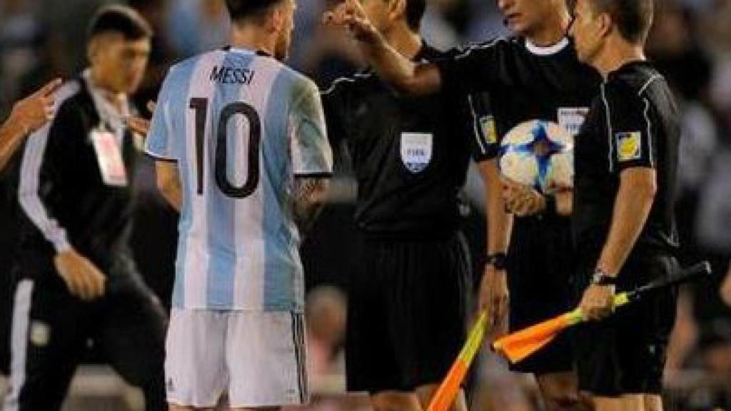 Messi, dirigiéndose a los árbitros tras el partido ante Chile.