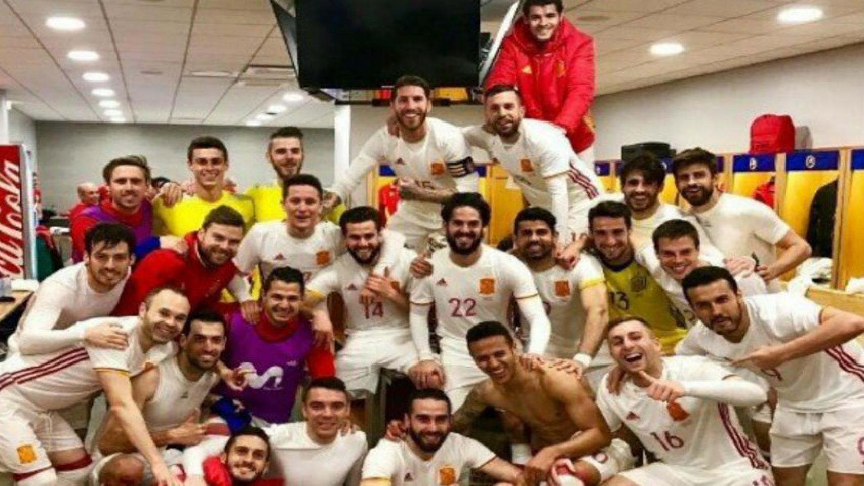 La Selección celebrando la victoria frente a Francia. Foto: Twitter (@SergioRamos)