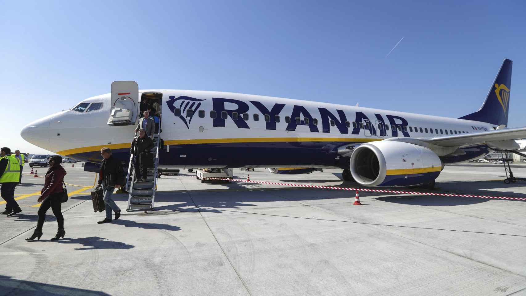 Un grupo de pasajeros bajan de un avión de Ryanair en Mallorca.