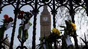 Las flores cubren las rejas que rodean el Parlamento británico en homenaje a las víctimas del atentado del 22 de marzo.