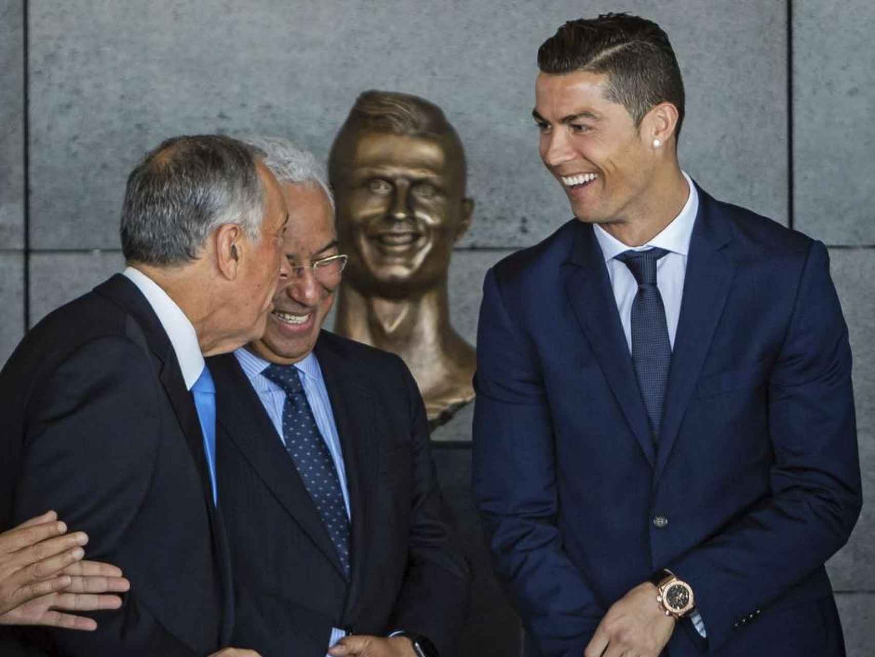 Las autoridades, Cristiano Ronaldo y su escultura.