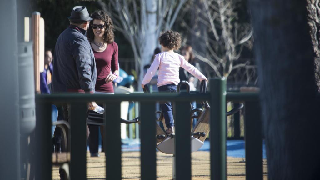 Majarenas junto a su familia entre los columpios del parque.