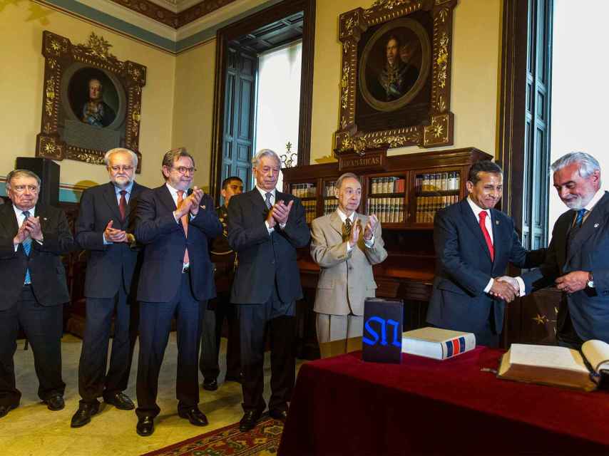 El presidente de Perú saluda al presidente de la RAE ante académicos como Mario Vargas Llosa y Luis María Ansón