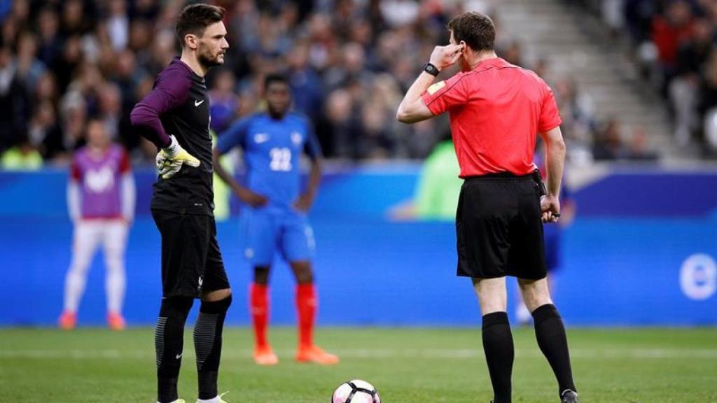 El árbitro tras dar el gol de España en el amistoso contra Francia.