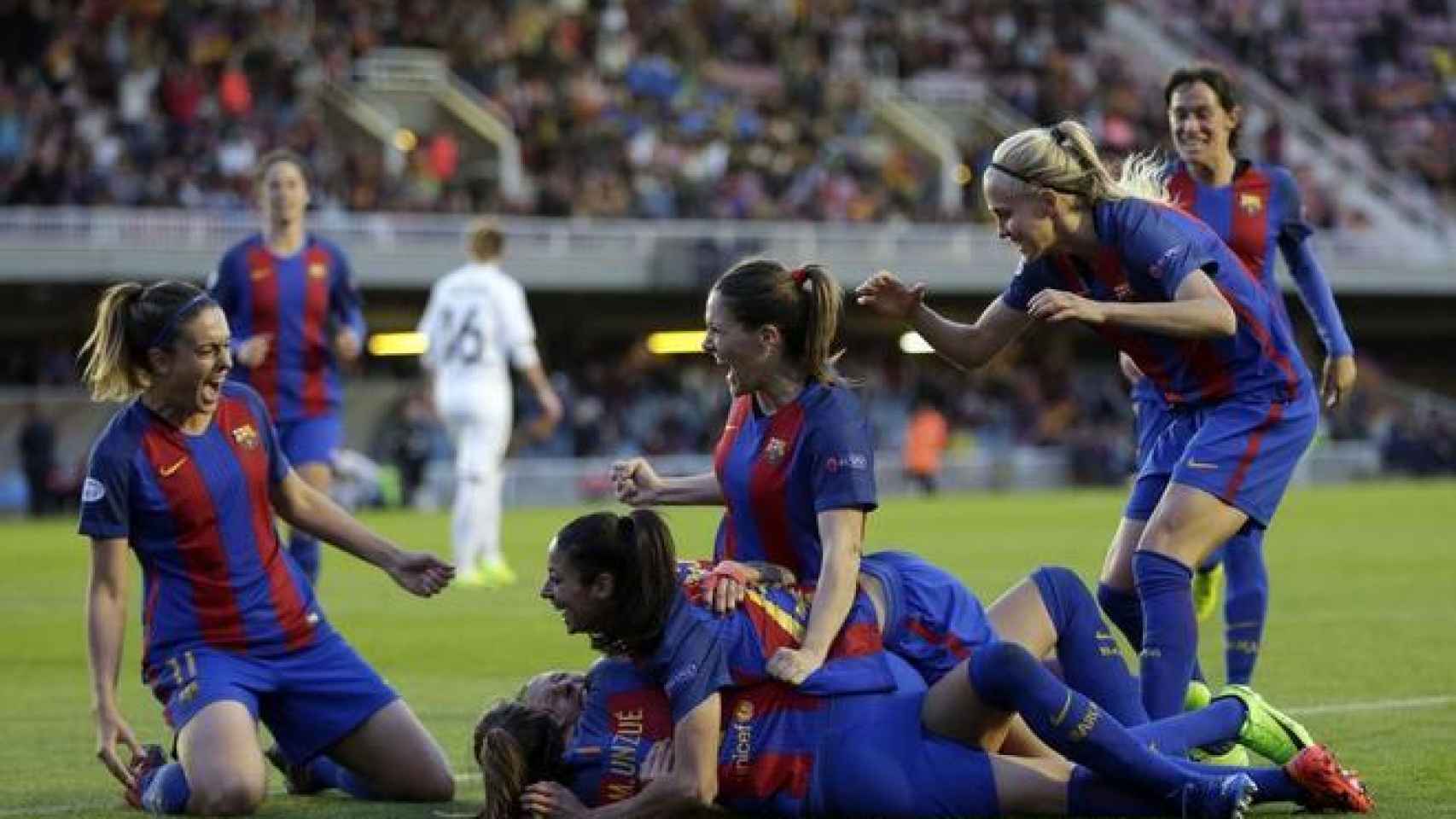 Las jugadoras del Barcelona celebran un gol en la Champions.