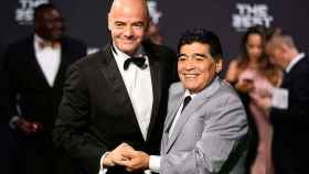 Maradona, junto al presidente de la FIFA, Gianni Infantino.