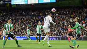 Cristiano cabeceando un balón en el Real Madrid-Betis. Foto: Lucía Contreras/El Bernabéu