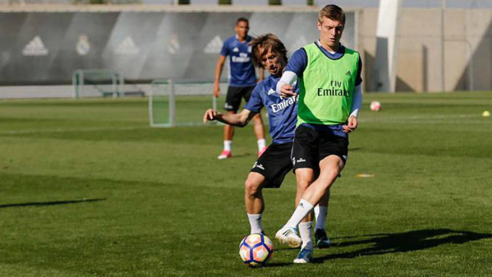 Kroos protege el balón ante Modric