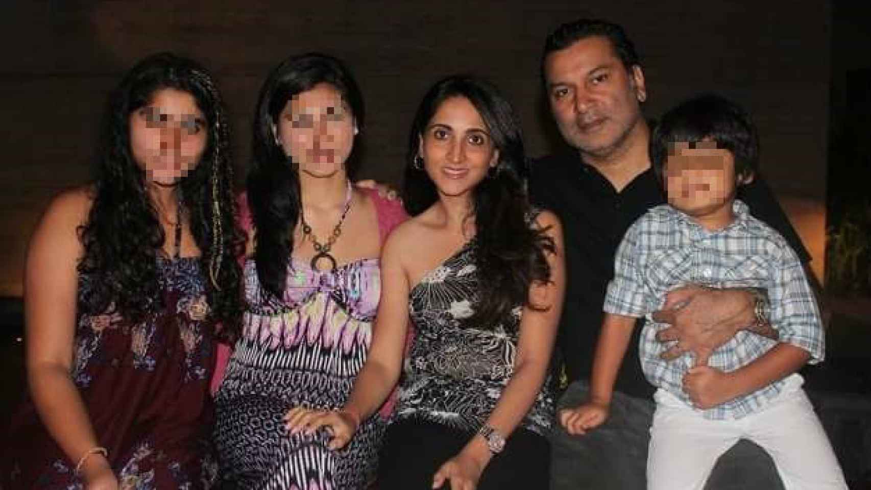 Harry Mohinani y Rashni Mohinani junto a su familia.