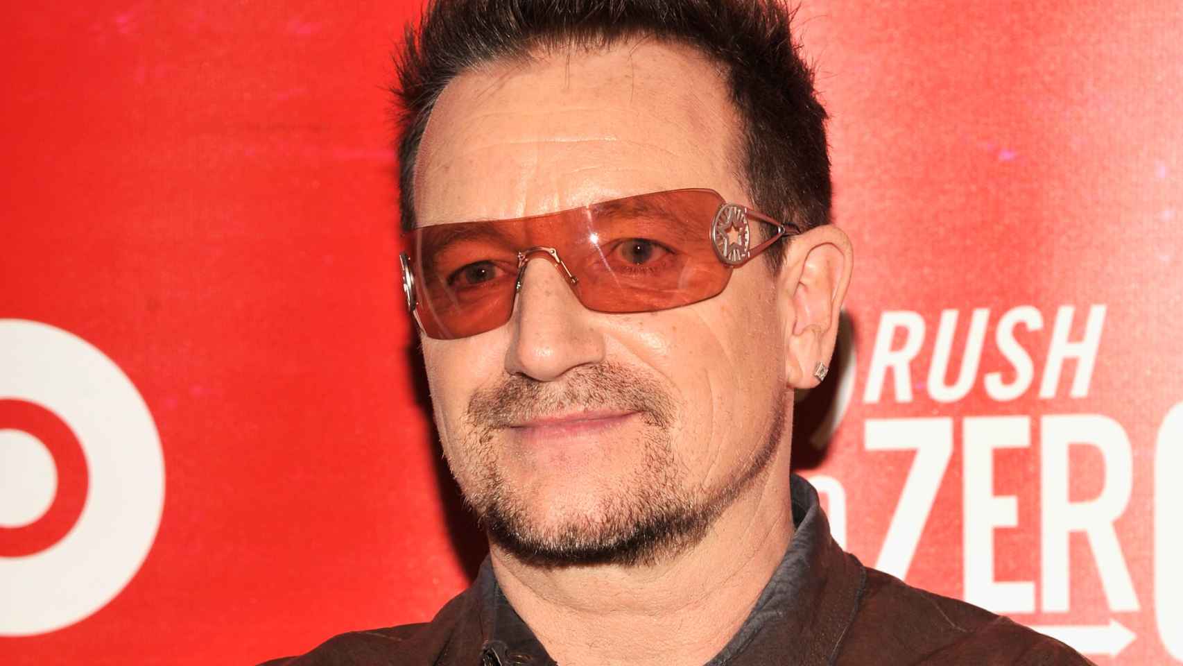 El cantante Bono en un evento de la campaña (RED). | Foto: Getty Images.
