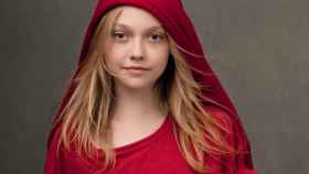 Una joven Dakota Faning posando para la campaña de (RED) en GAP. | Foto: cortesía de la marca.