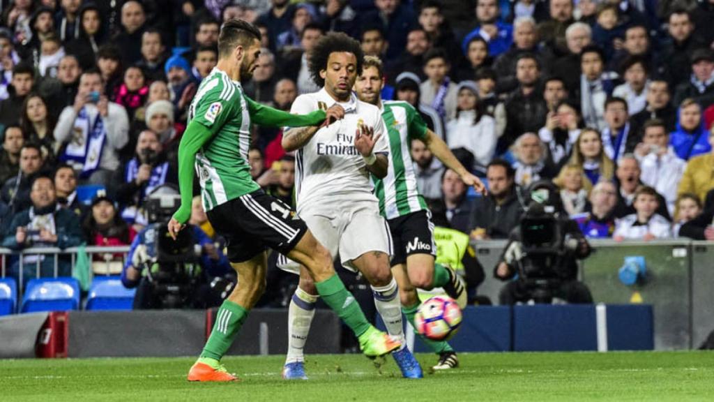 Marcelo disputando un balón en el Real Madrid-Betis. Foto: Lucía Contreras/El Bernabéu