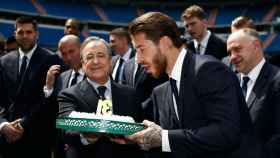 Sergio Ramos soplando las velas en el Bernabéu