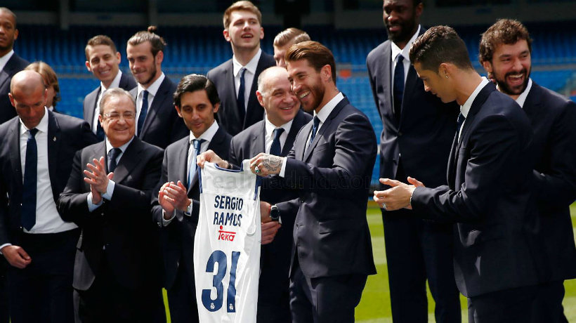 Sergio Ramos recibe una camiseta de basket con su nombre y sus años