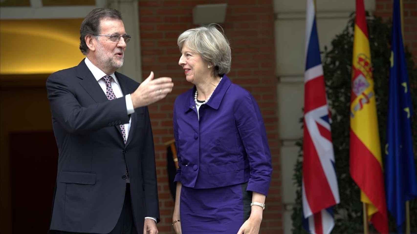 Mariano Rajoy y Theresa May durante su encuentro en Moncloa en octubre de 2016