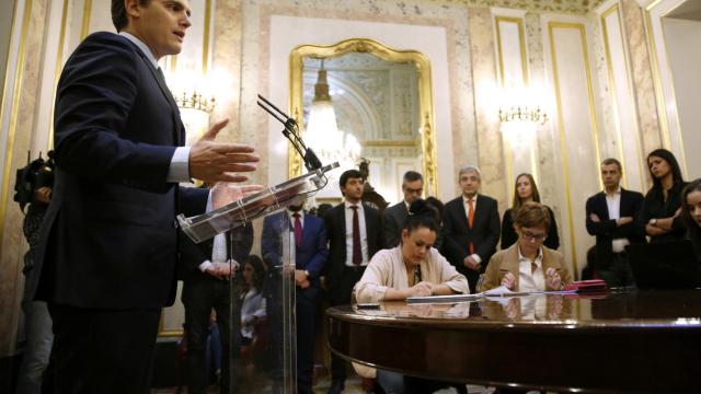 Albert Rivera en una rueda de prensa junto al equipo económico de Ciudadanos.