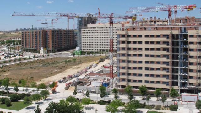 Varios bloques de vivienda de nueva construcción.