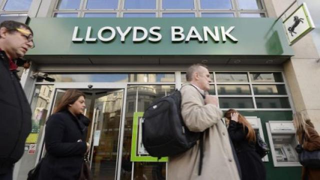 Unos peatones pasan por delante de una sucursal de Lloyds en Londres.