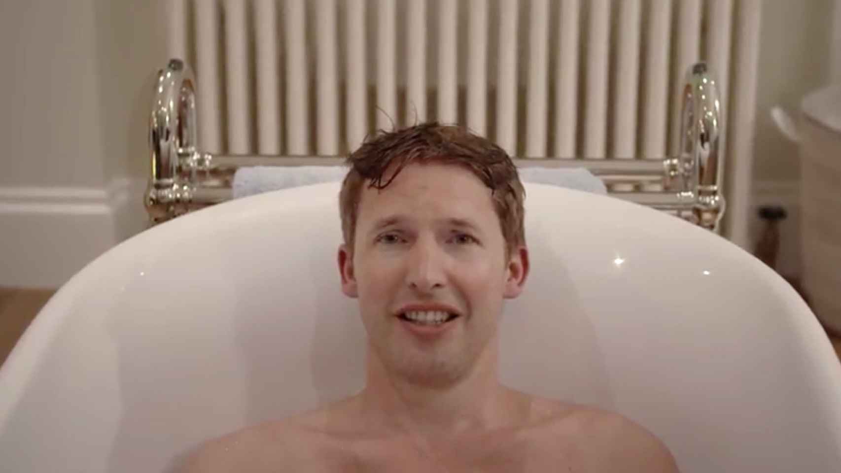 James Blunt se mete dentro de una bañera para mostrar algo enorme a sus seguidores en Twitter.