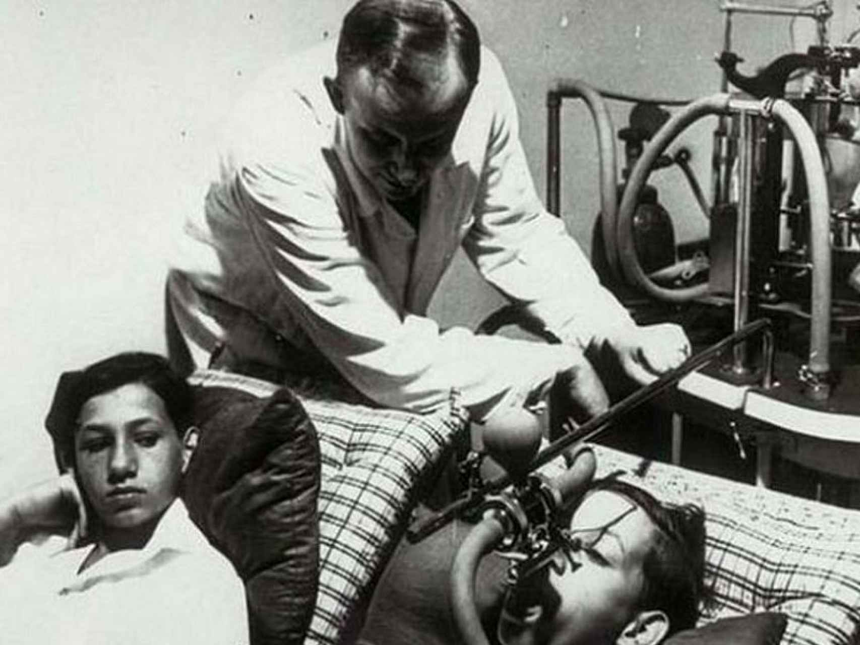 Josef Mengele durante uno de sus experimentos.
