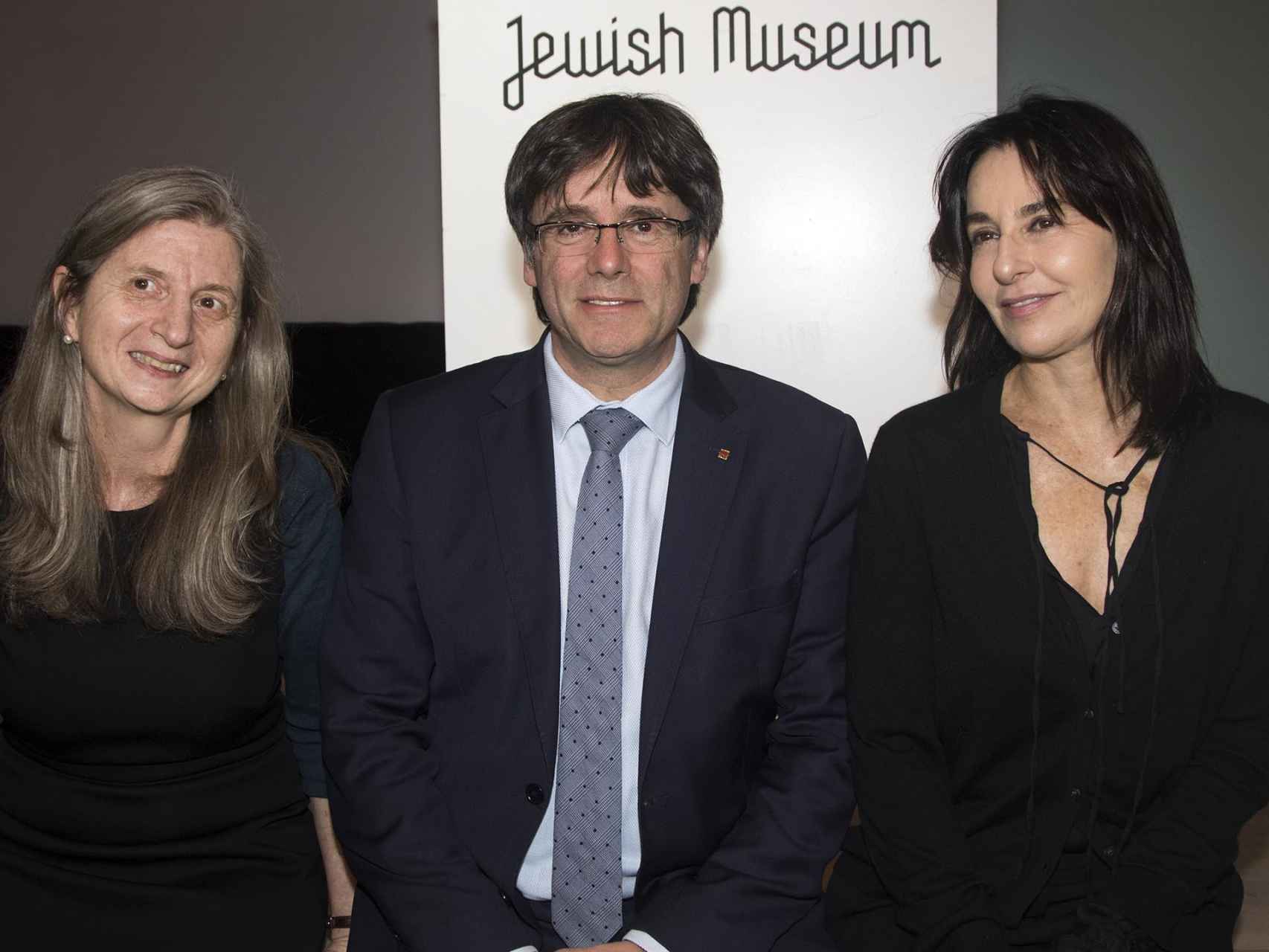 Puigdemont posa con la presidenta del Museo Judío en Nueva York, Claudia Gould (d), y la comisaria Claudia Nahson (c).