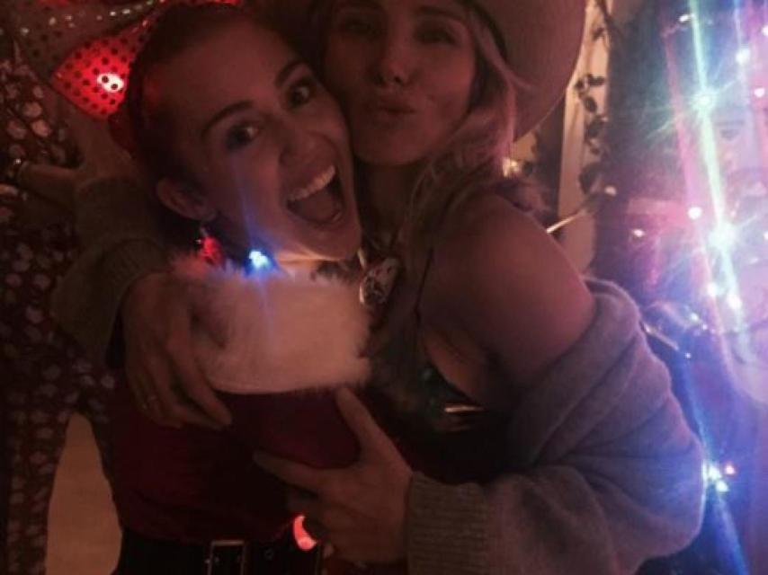 Miley Cyrus y Elsa se abrazan con una gran sonrisa.