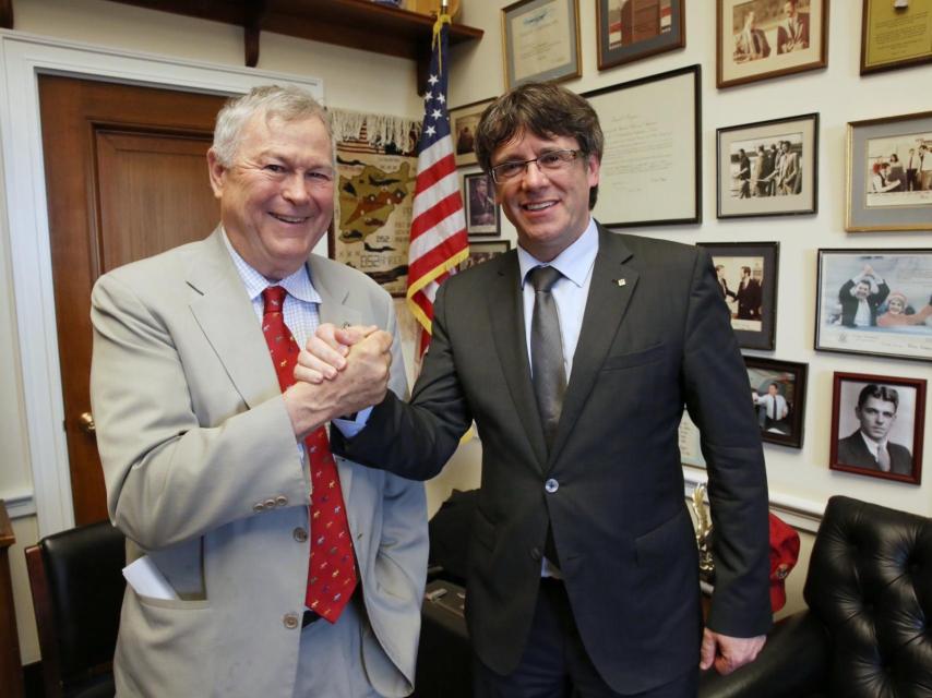 Puigdemont junto al congresista republicano Dana Rohrabacher, un viejo amigo del separatismo catalán.