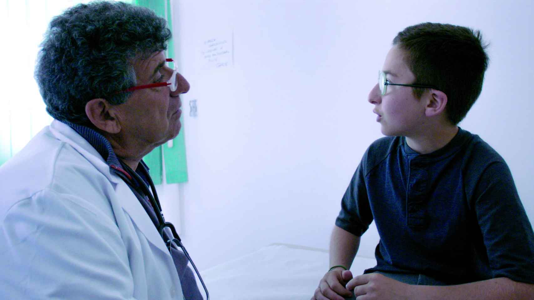 El doctor Bartolo con uno de sus pacientes en la Policlínica de Lampedusa.