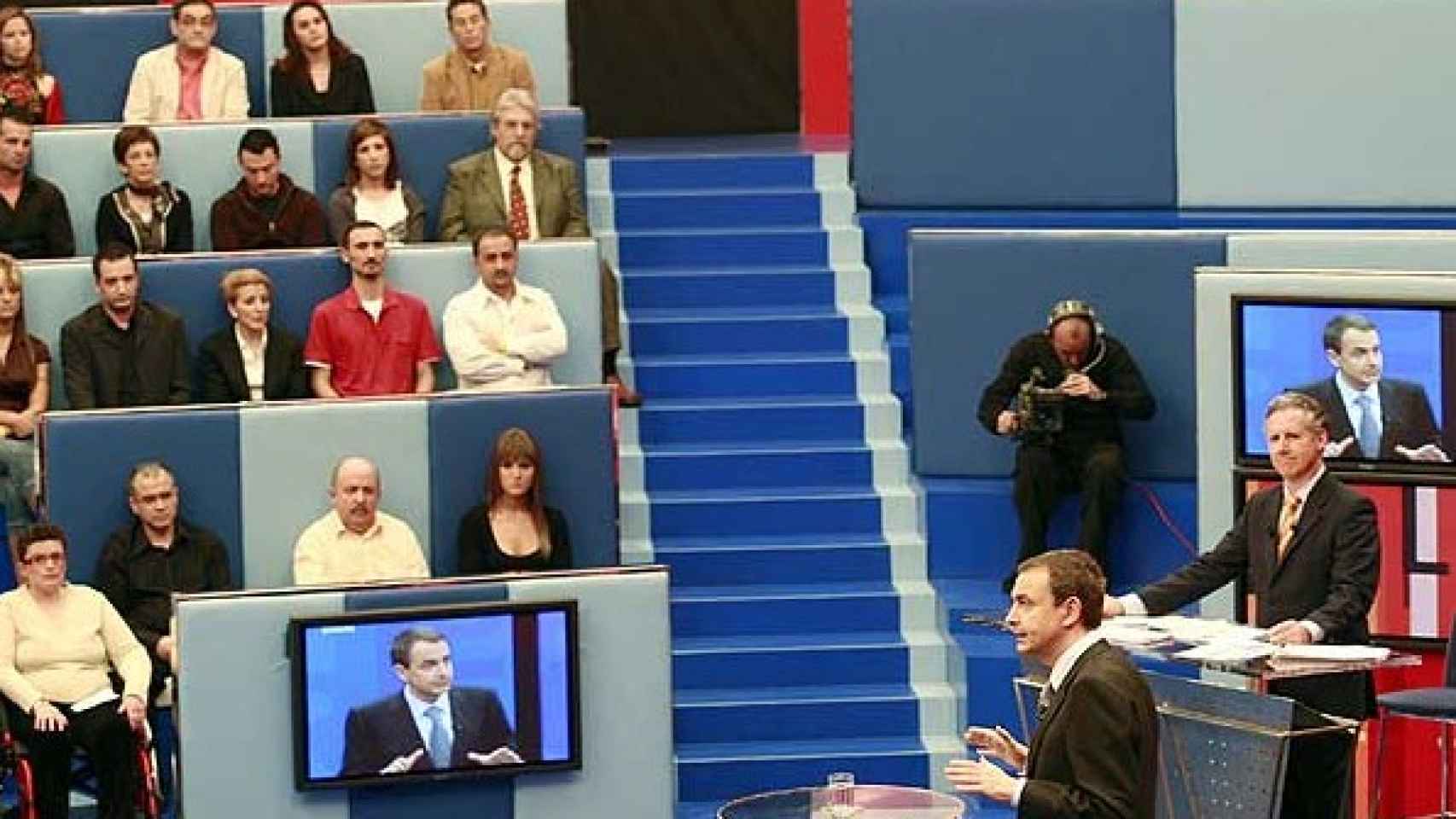 El ex presidente del Gobierno, Rodríguez Zapatero, respondiendo a los ciudadanos en 2007
