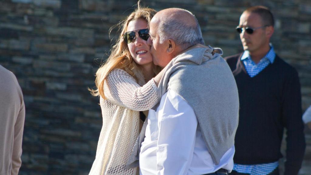 Amancio Ortega besando a su hija Marta.