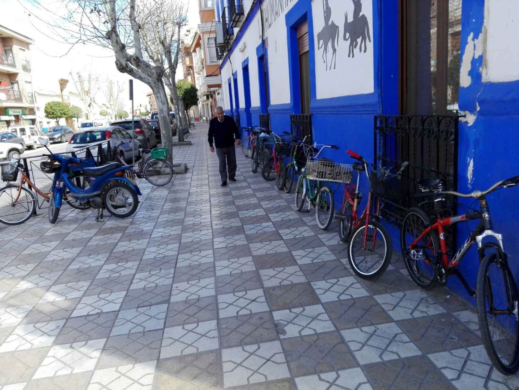 Villafranca de los Caballeros es conocido como el pueblo de las bicicletas. Sin embargo, Pilar e Ildefonso lo recorrían subidos en sendas motos elétrcicas.