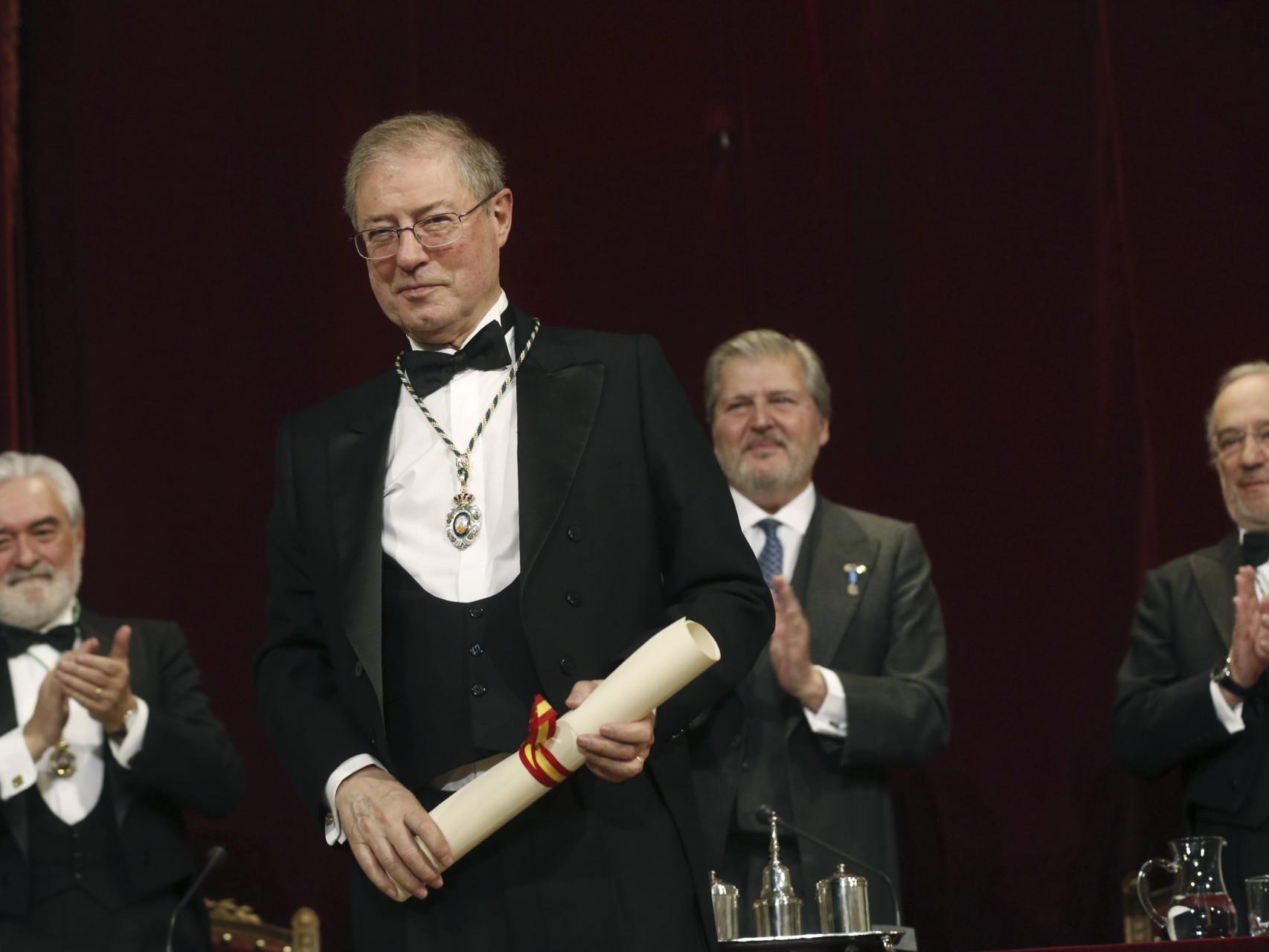 El académico Félix de Azúa al término de su discurso de ingreso en la RAE.