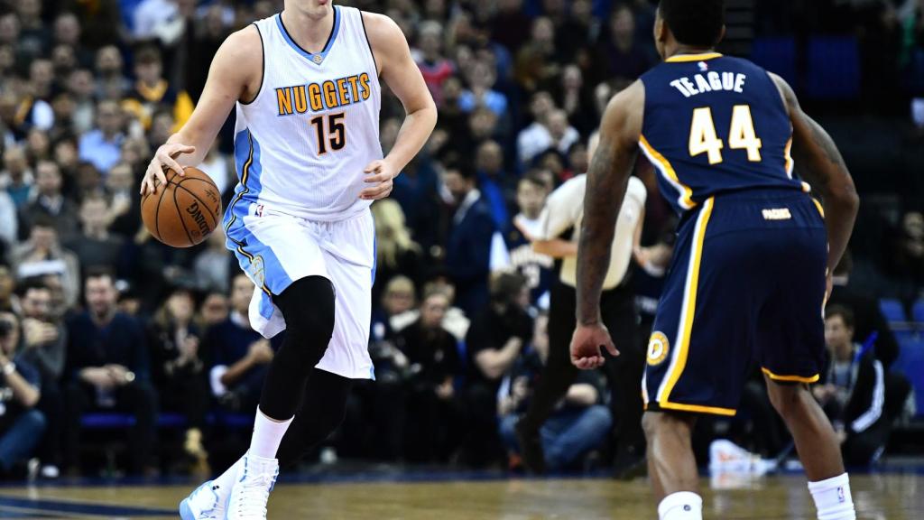 Nikola Jokic, de blanco, en un partido de la NBA.