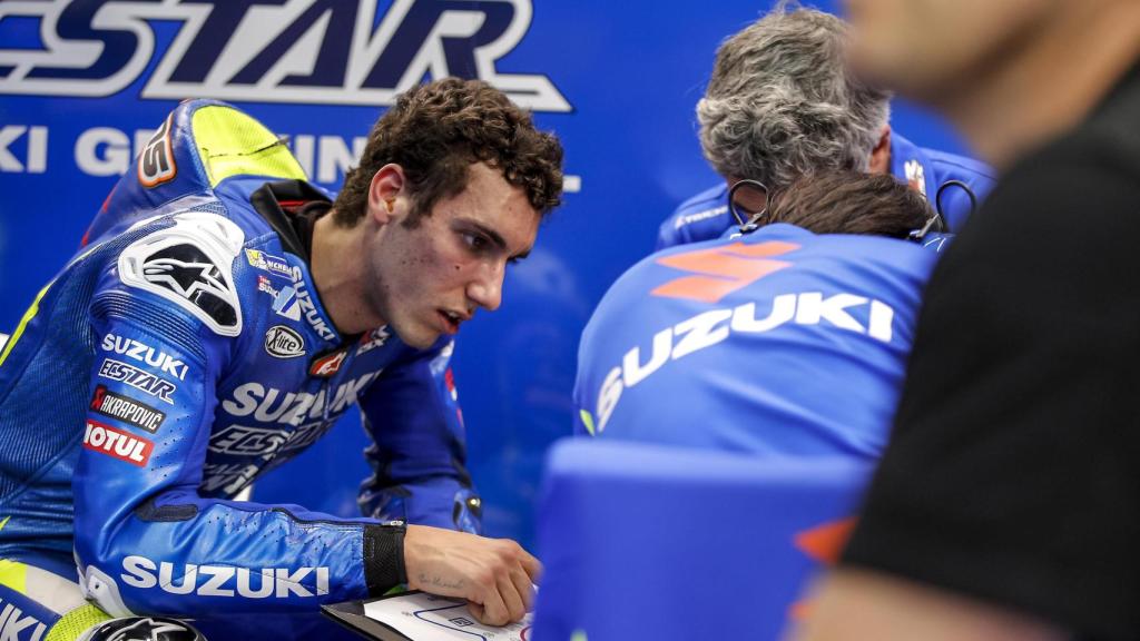 Álex Rins da instrucciones a su jefe de mecánicos, durante el GP de Qatar.