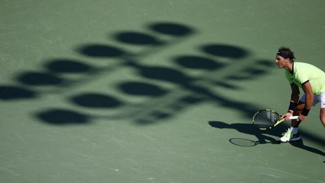 Nadal, al resto durante un partido en Miami.