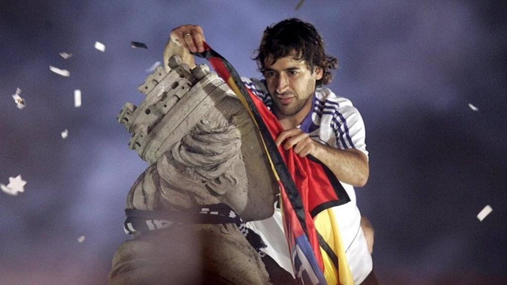 Raúl en Cibeles. Foto: Twitter (@RaulGonzalez)