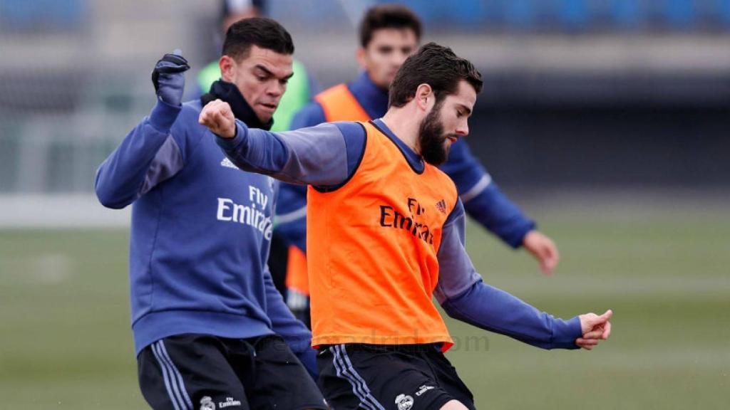 Pepe y Nacho se disputan un balón durante un partidillo