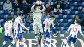 Iker Casillas atrapando un balón. Foto: Twitter @IkerCasillas