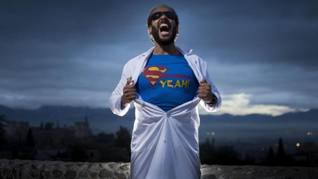 El doctor Jesús Candel, conocido como Spiriman, posando sobre el skyline de Granada.